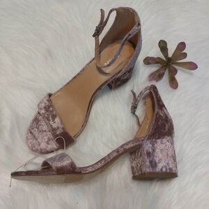 🥳Host Pick 🥳 NWOT Express Pink Velvet Chunky Heel